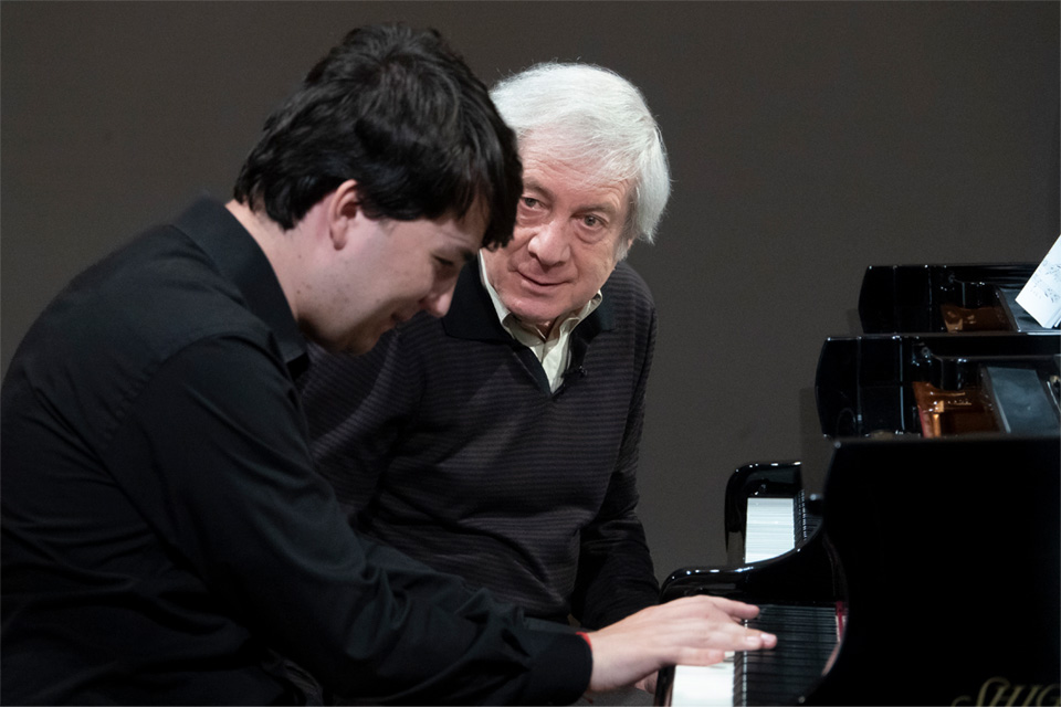 The Royal College of Music’s Dmitri Alexeev in his masterclass at the Saline royale Academy, October 2022